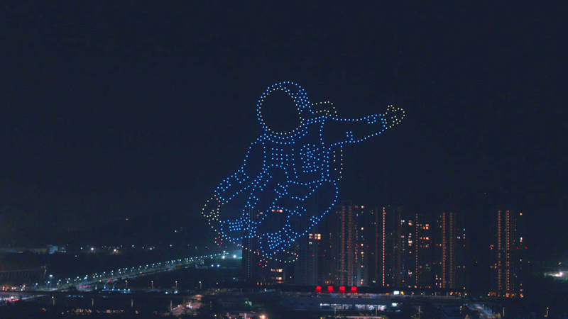 “AG-600”驚艷珠海夜空 600架無人機表演獻禮中國航展